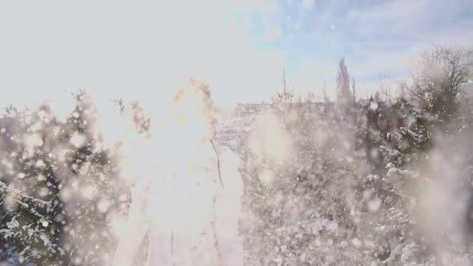 SLO MO在向镜头扔雪时玩得很开心