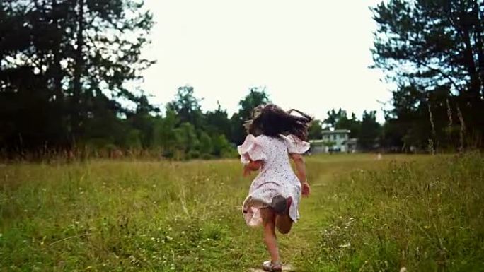 在草地上奔跑的快乐女孩