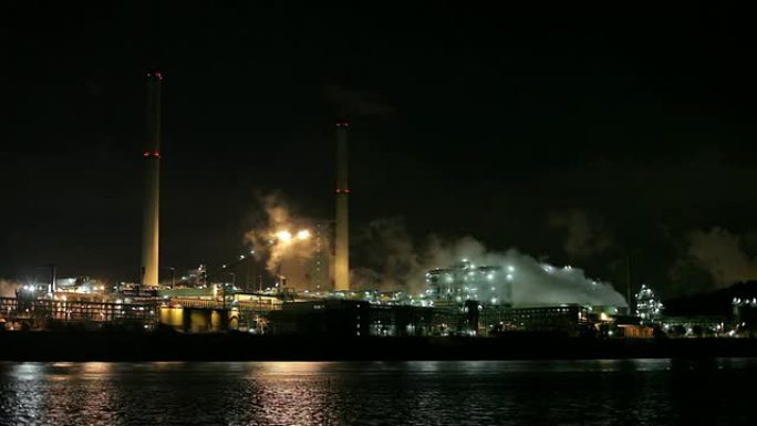 夜间工业工业园区夜景中石油储存罐提炼