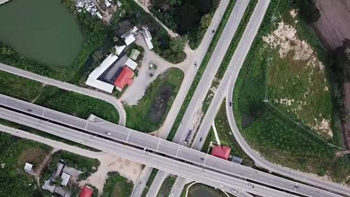 公路上城市交通的十字路口鸟瞰图，交通概念