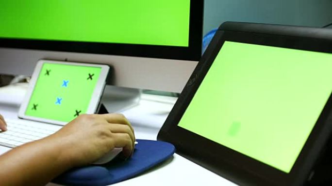 4K: 业务人员使用笔记本电脑和数字平板电脑，绿屏