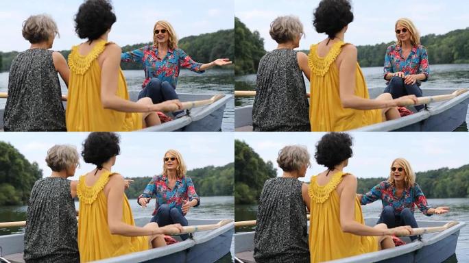 快乐的女性朋友喜欢在湖里划船