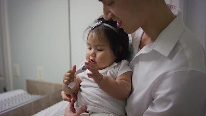 婴儿刷牙父女小孩婴幼儿爸爸父爱