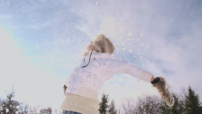 SLO MO女子将雪抛向空中