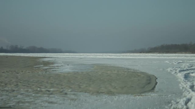 深冬。冰冻的河流冰冻的河流