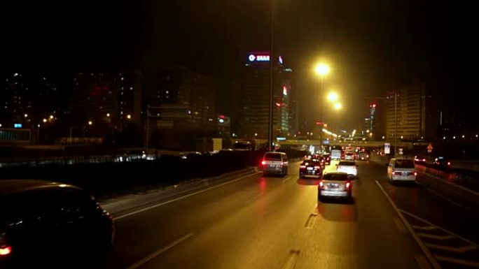 中国北京夜间驾驶的POV侧视图