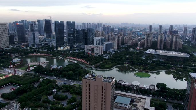 城市建筑 车流 湖