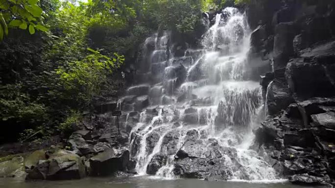 美丽的热带瀑布美丽流动岩石