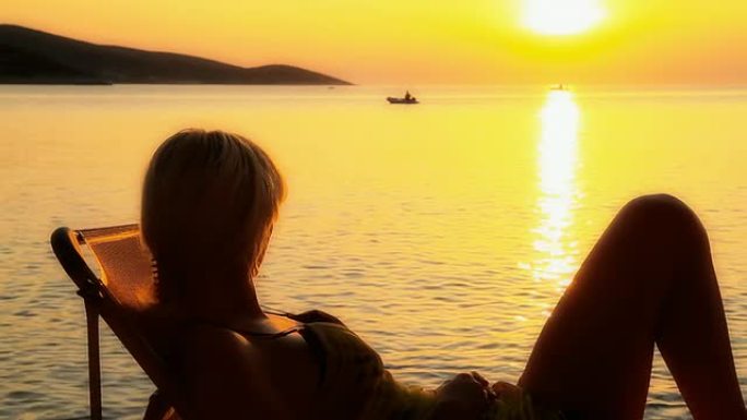 HD DOLLY:日落时分，一名女子在看摩托艇