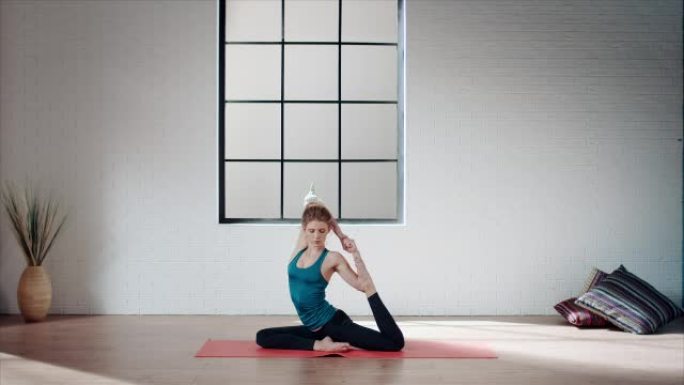 在健身房练习瑜伽的女人 (半鸽子姿势)