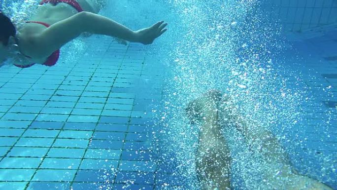 高清：情侣在泳池中跳跃