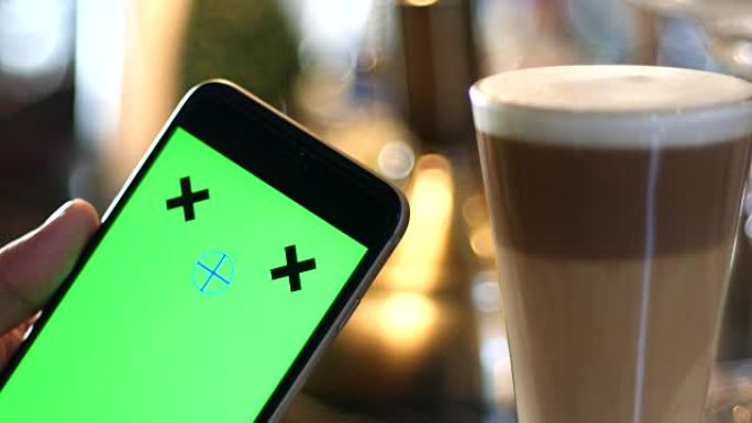 4K: 在咖啡屋使用手机，绿屏