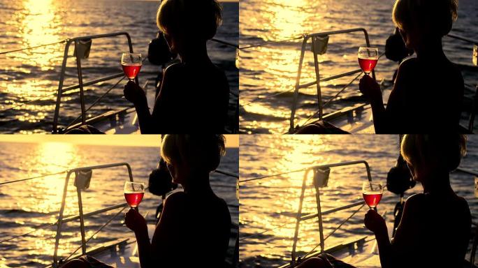 女士在日落航行时喝酒