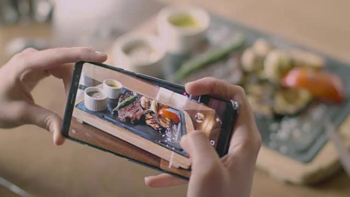 餐厅菜的手机屏幕和食物照片