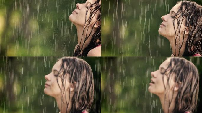 女人在夏雨中享受并握住她的手