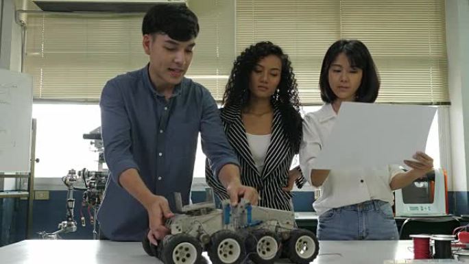 电子工程师团队一起工作，合作开发机器人项目。有技术或创新概念的人。