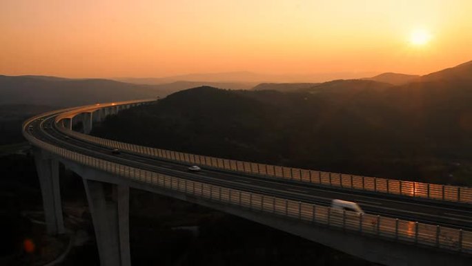 高清: 日落时高架桥上的交通