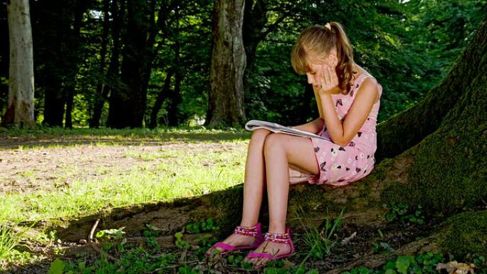 LS DS小女孩在公园看书