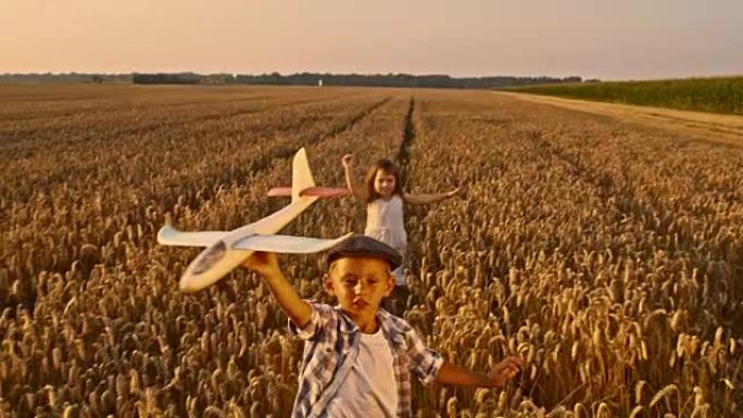 孩子们在田野里玩飞机