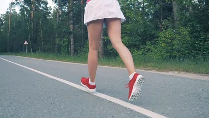 跑步时女人下半身的慢动作镜头