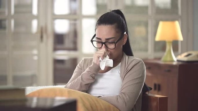 看电视哭实拍视频素材女女生