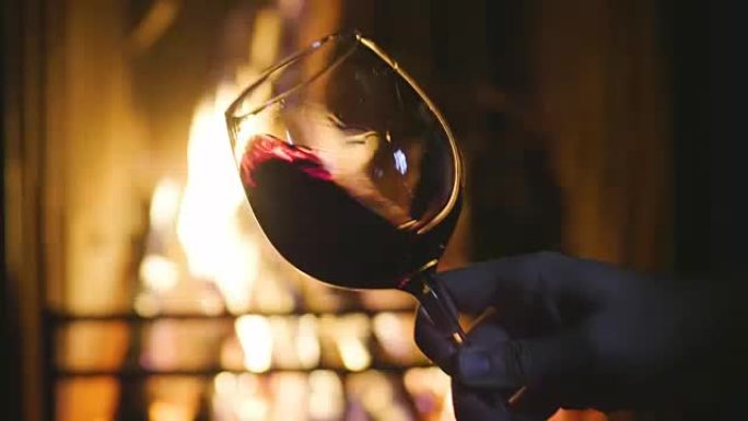 冬天，在壁炉前倒入，在玻璃杯中品尝红酒。