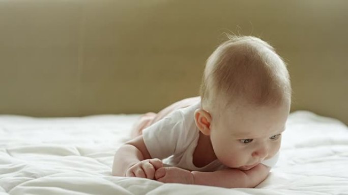 躺在床上的女婴儿童笑脸出生率人口孩子儿童