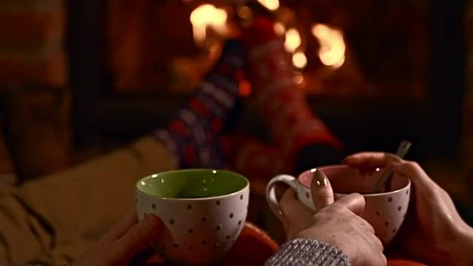 DS R/F深情夫妇在壁炉旁喝热茶