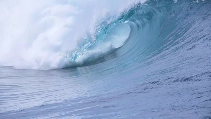慢动作: 大管波在一个偏远的热带岛屿的海岸坠毁。