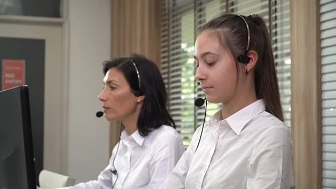 两名戴着耳机的呼叫中心女工