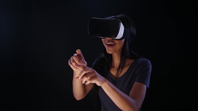 使用虚拟现实眼镜的女人。探索和挑选元素