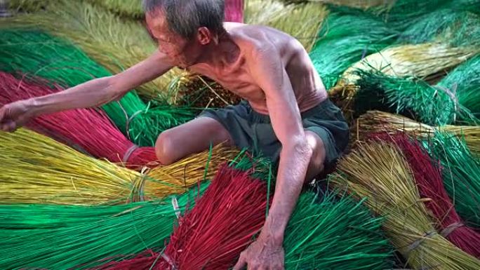 4k镜头场景越南老工匠在越南东塔丁延的老传统村庄制作传统越南垫子的俯视图，传统艺术家概念