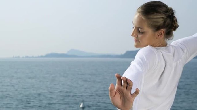 女人在湖边放松女人在湖边放松眺望大海边外