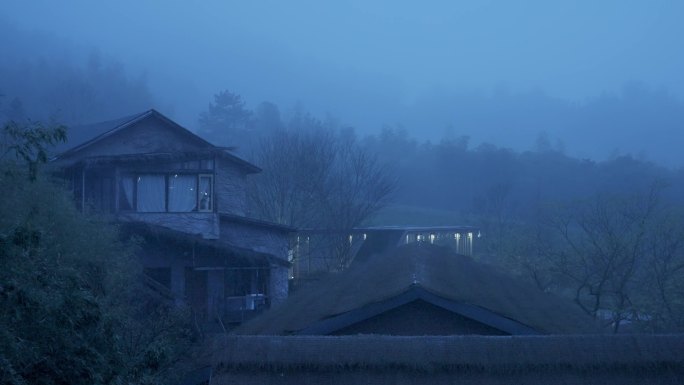 大雾天山中的古朴建筑民宿度假村酒店建筑