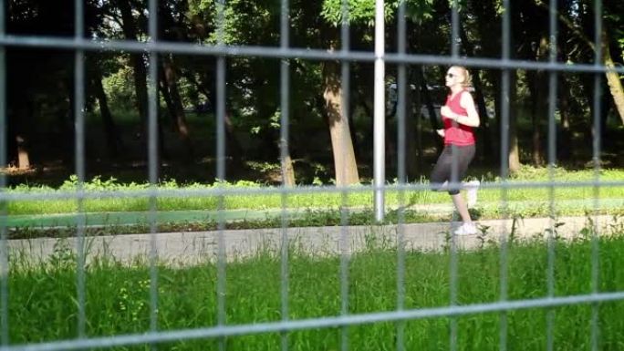 在城市里慢跑。美女外国运动健身奋斗拼搏