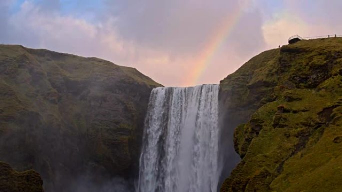 SLO MO游客欣赏冰岛的Skogafoss瀑布