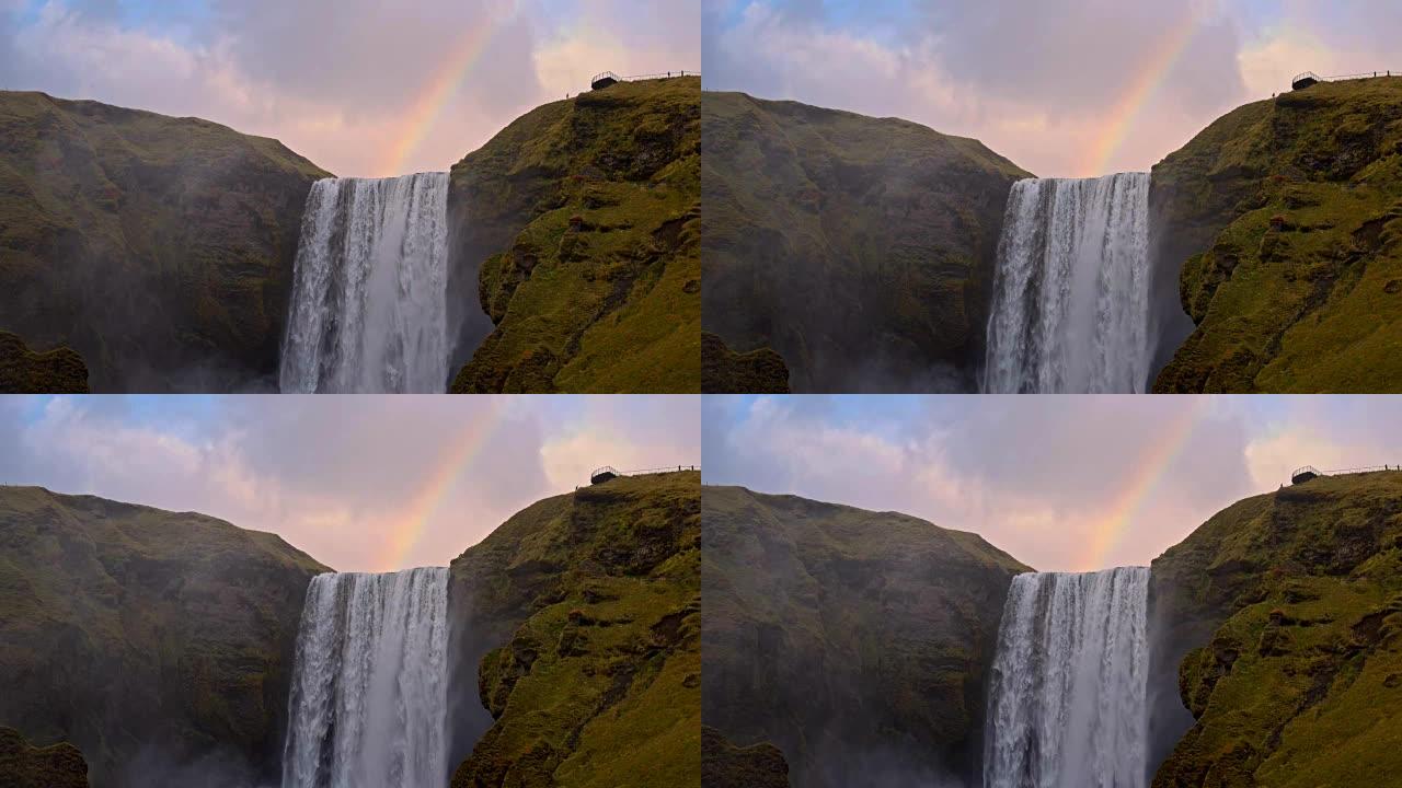 SLO MO游客欣赏冰岛的Skogafoss瀑布