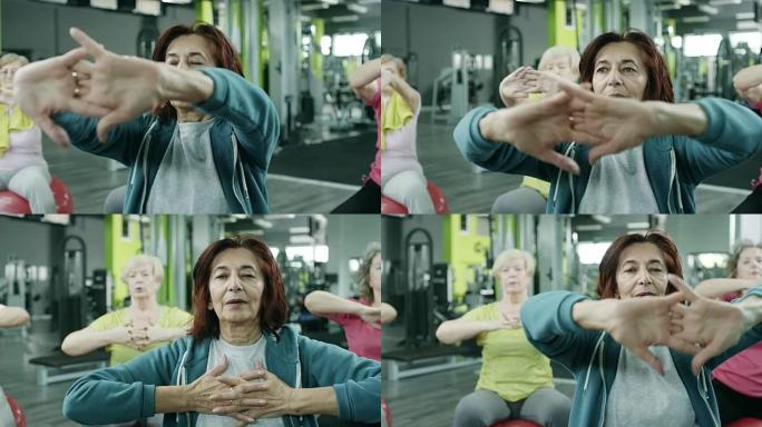 在健身房锻炼的老年女性