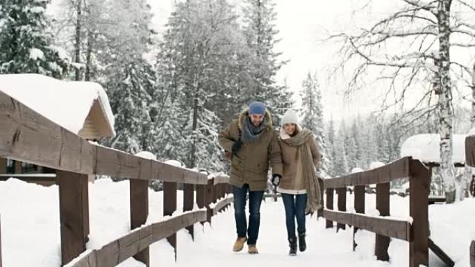 享受冬季散步的夫妇