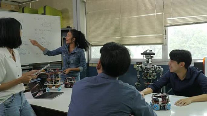 电子工程师团队会议，在车间合作构建机器人。有技术或创新概念的人。