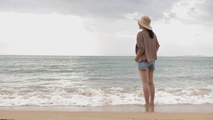 站在海滩上的女人站在海滩上的女人眺望海边