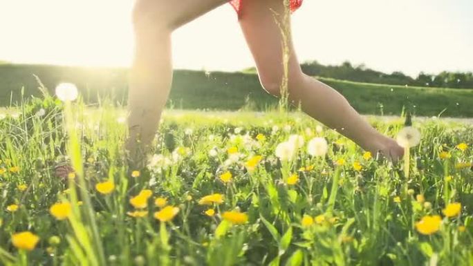 HD SUPER SLOW MO：草地上奔跑的女人