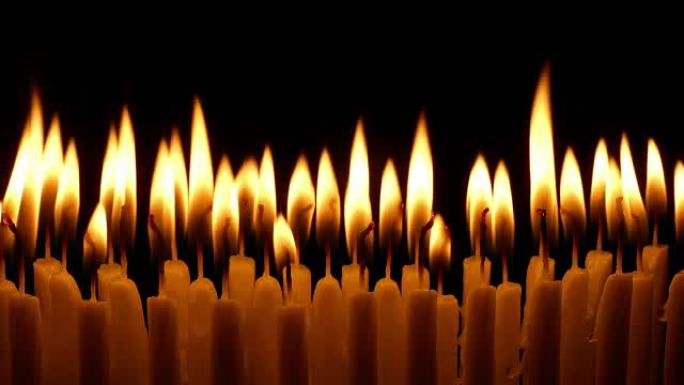 生日蜡烛在黑暗中燃烧
