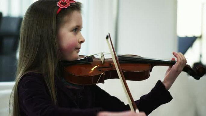 孩子拉小提琴外国小女孩拉小提琴