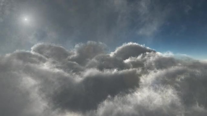 在云端穿过云层变化天气