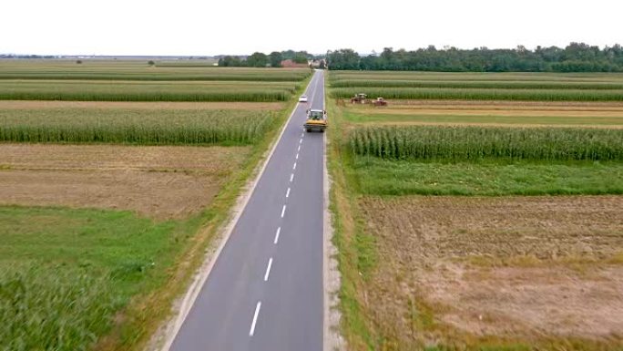 沿着乡村道路行驶的空中拖拉机