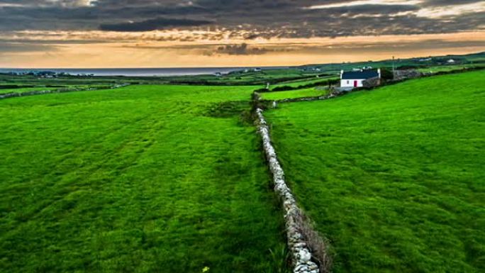 飞越爱尔兰乡村景观中的旧石墙