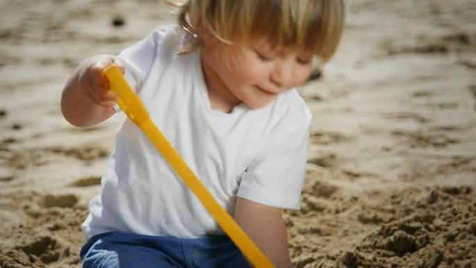 玩沙子的孩子玩沙子的孩子沙滩
