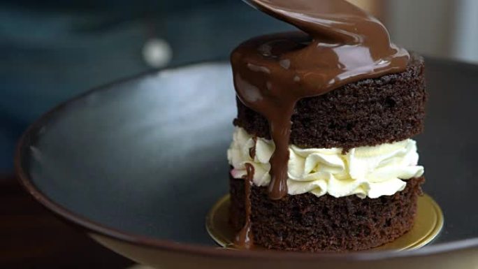 SLO MO-Topping巧克力蛋糕与融化的巧克力