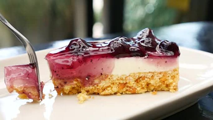 食用蓝莓芝士蛋糕并切蛋糕